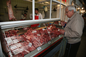 OMS: Bacon-ul, şunca şi cârnaţii sunt cancerigeni