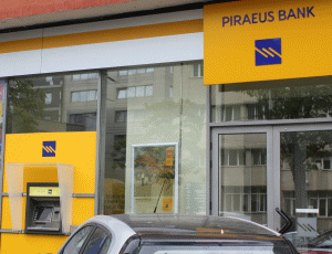 Piraeus Bank trebuie să îngheţe cursul dintr-un contract de credit în CHF