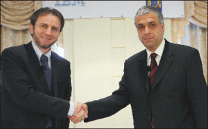 Mihai Tudor, directorul general IBM România (stânga) şi Eugen Corciu, chestor de poliţie, Adjunctul Şefului Poliţiei Române IGPR.