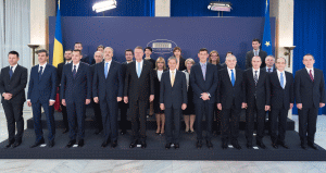 Cioloş: "Vom reface poza de grup cu miniştrii, doamnele vor fi în faţă"