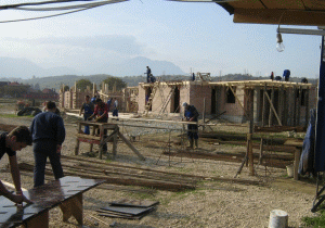 Lipsa forţei de muncă din construcţii întârzie majoritatea proiectelor imobiliare