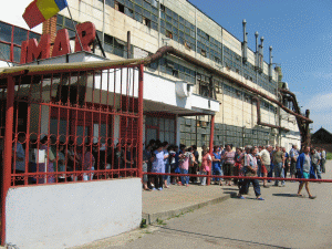 Muncitorii de la "IMAR" Arad au declanşat o grevă spontană pentru că nu şi-au primit salariile