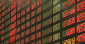 Bursele din China au oprit tranzacţiile cu acţiuni după un declin de 7%