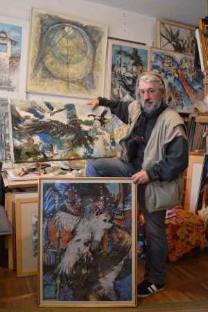 Pictorul Mihail Gavril în atelierul său