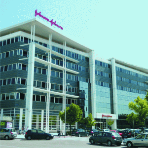 "Johnson & Johnson" taie 3.000 de posturi la divizia de dispozitive medicale
