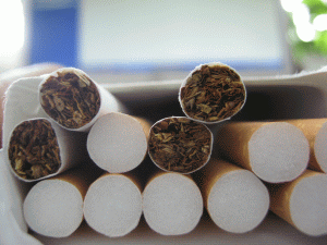 Iohannis a promulgat legea referitoare la interzicerea fumatului în spaţiile publice închise