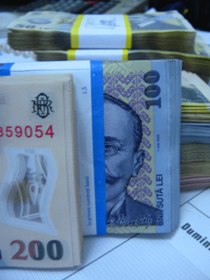 Creditul pentru consum şi-a încetinit ritmul de scădere de aproximativ cinci ori