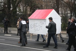 Miting pentru susţinerea Legii dării în plată în Capitală