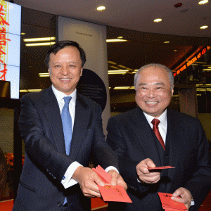 Charles Li, directorul executiv al Hong Kong Exchanges & Clearing (stânga)