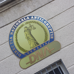 Procurorul Daniel Bucur a cerut ca mită executarea unor lucrări de amenajare de 5.000 lei