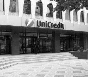 "UniCredit" elimină 9.000 de locuri de muncă