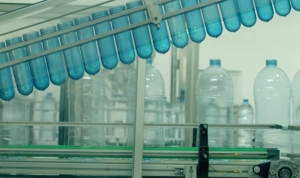 Ce e cu apa naturală de izvor şi de ce să o luăm acasă 