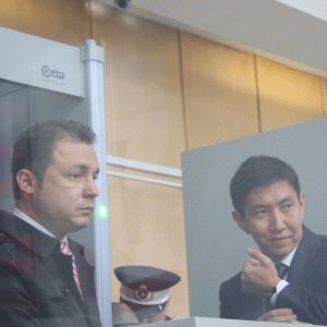 Azamat Zhangulov (dreapta), senior vicepresident al KMG International, s-a prezentat, ieri, la audieri la DIICOT.