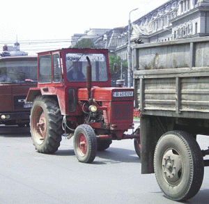 Tractoare pe bulevard