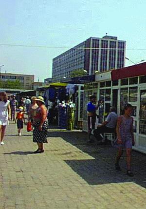 Luna mai, fără creşteri semnificative ale cifrei de afaceri în comerţul cu amănuntul 