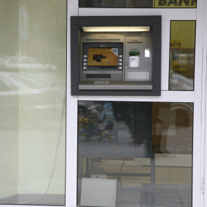 Infractorii cibernetici fură banii din bancomate, prin Skimer 