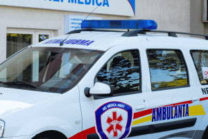 Zece persoane au fost rănite după ce un podeţ s-a rupt în Prahova