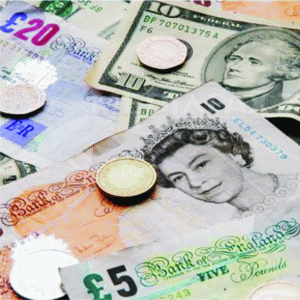 Lira sterlină, în declin record faţă de dolar