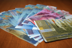 Două decizii definitive în Capitală care îngheaţă CHF la cursul istoric 