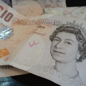 Lira sterlină, la cursul minim al ultimilor 31 de ani