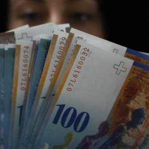 O judecătorie din Bucureşti îngheaţă CHF la cursul istoric, plus 20% 