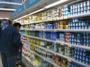 Legea care obligă hipermarketurile să comercializeze 51% produse româneşti, promulgată