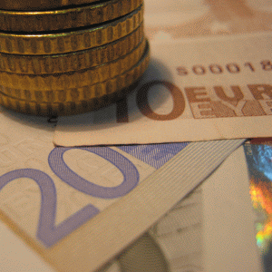 Băncile elene vor atrage mai multe depozite după atenuarea restricţiilor asupra mişcărilor de capital