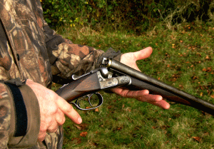 Traficanţi de arme din România le vând arme tuturor celor care doresc, inclusiv teroriştilor