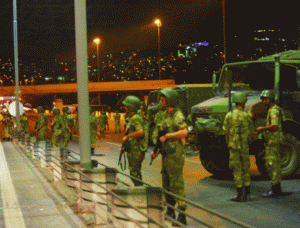Soldaţi implicaţi în puciul eşuat din Turcia (Sursa foto: captură Youtube)