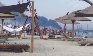 Fumul rezultat în urma exploziei de la Rafinăria Petromidia (Sursa foto: captură Youtube)