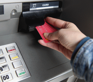 Angajatele CEC Bank din Zlatna, suspectate că au creat un prejudiciu de peste 3,2 milioane lei, reţinute