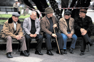 O lege care permite "cumpărarea" de vechime pentru pensie, pe ultima sută de metri în Parlament