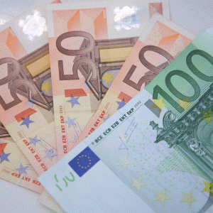 Italia le-a vândut străinilor peste 80% din prima emisiune de obligaţiuni pe 50 de ani