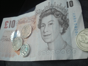 Lira sterlină înregistreză un minim istoric faţă de dolar şi euro