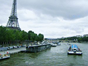 Numărul migranţilor care dorm pe străzile din Paris a crescut cu cel puţin o treime 