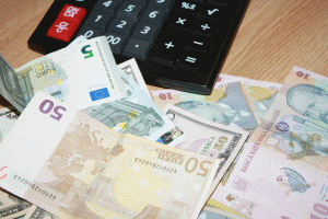 Euro s-a apreciat la 4,5158 lei