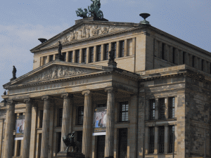 O femeie este în stare critică, după ce a fost legată de o maşină şi târâtă pe străzile din Hamelin