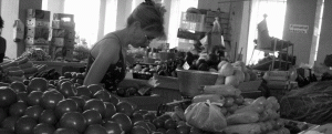 Intermediarii dublează preţurile legumelor şi fructelor comercializate în pieţele din Galaţi