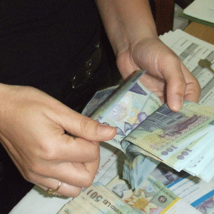 Trei ani de închisoare pentru una din surorile acuzate de furt din conturile clienţilor CEC Bank