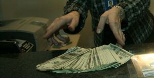 Dolarul atinge un nou maxim istoric faţă de leu