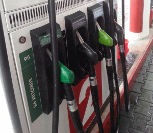 Benzina şi motorina se vor ieftini cu 50 de bani pe litru în medie