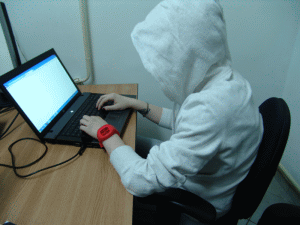 Mamele, preocupate de protejarea copiilor în mediul offline, iar taţii se ocupă de securitatea digitală