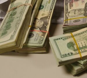 Bitcoin se depreciază cu 23% faţă de maximul istoric deţinut ieri