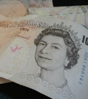 Lira sterlină va continua să se deprecieze uşor după începerea negocierilor pentru Brexit