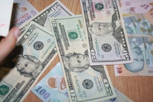 Euro s-a depreciat la 4,4938 lei