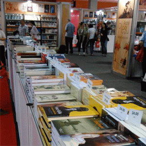 Scriitorii se "bat" pe uniuni, librăriile dispar