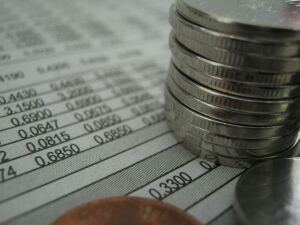 Euro s-a apreciat la 4,5064 lei