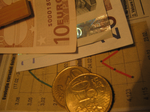 Euro a fost cotat la 4,5048 lei, sub referinţa de ieri