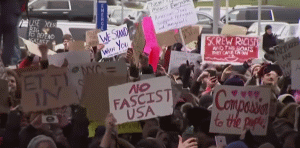 Proteste împotriva politicii lui Trump privind imigraţia (Sursa foto: captură Youtube)