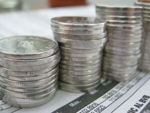 Euro a fost cotat la 4,5038 lei, peste referinţa de ieri